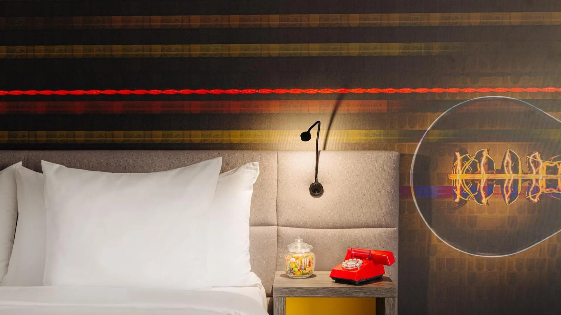 Leonardo Hotel Eindhoven City Center Former Crown Hotel 4*,  Hollanda